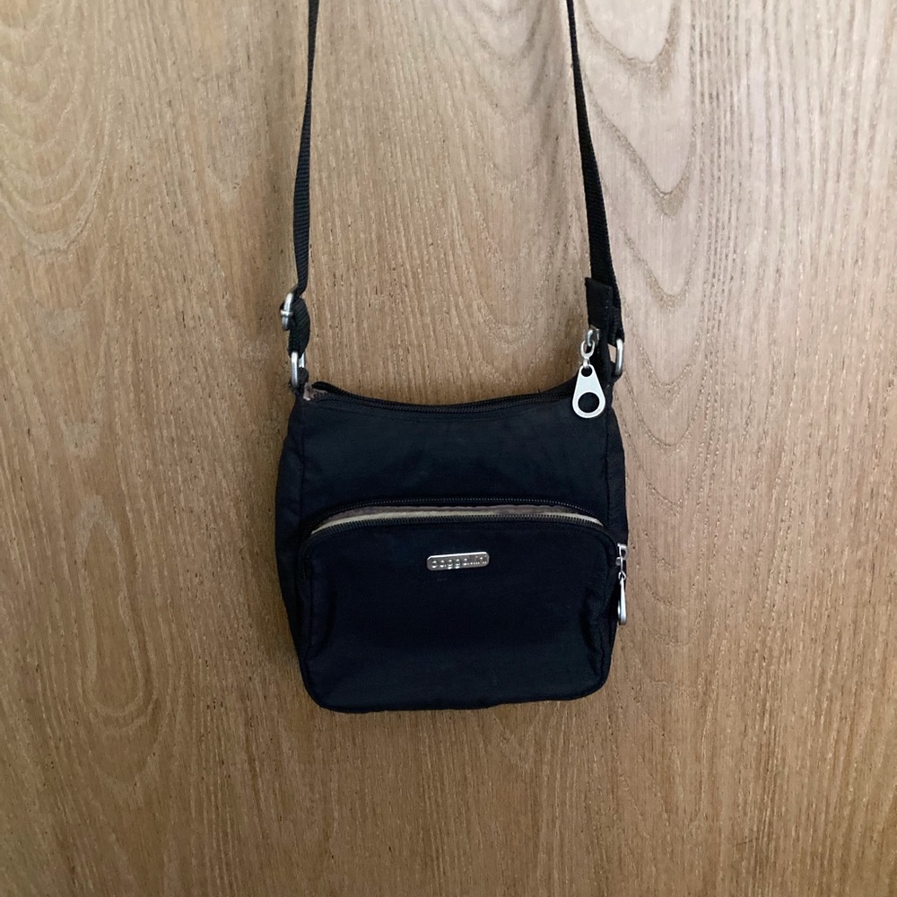Baggalini cross body bag. Mi.  7”x7”  Black.. Adjustable strap 43”.